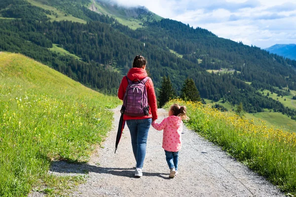 Madre Bambina Piedi Sentiero Escursionistico Montagna — Foto Stock