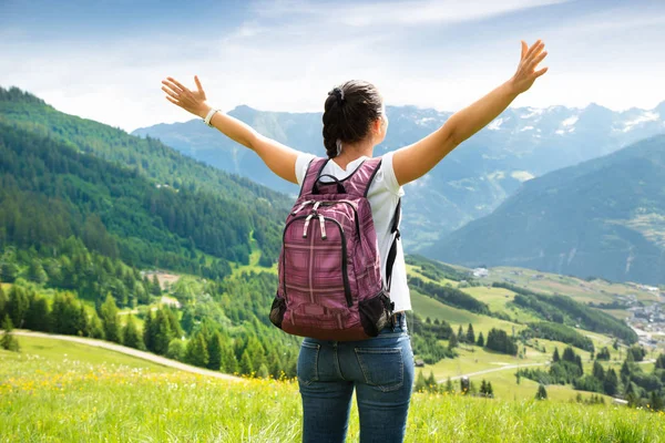 Frau Mit Rucksack Genießt Bergpanorama — Stockfoto