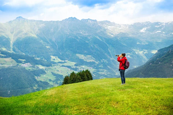 Dağlarda Spyglass Looking Backpack ile Kadın