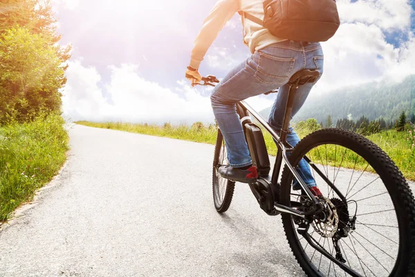 Man Rijden Elektrische Mountainbike Alpen — Stockfoto