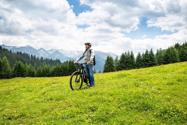 Hombre Montaña Con Bicicleta Los Alpes —  Fotos de Stock