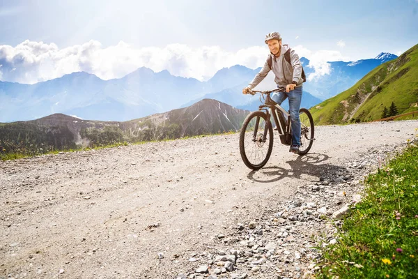 Hombre Montando Bicicleta Eléctrica Montaña Los Alpes — Foto de Stock
