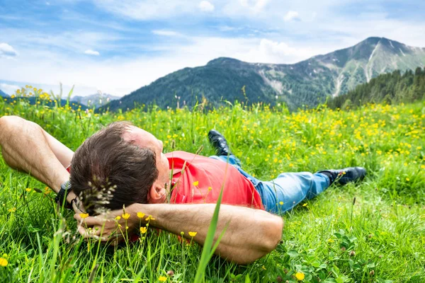 Человек Расслабляется Лежа Поле Травы Горах — стоковое фото