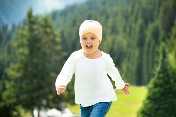 Bonne Petite Fille Courant Sur Prairie Verte Dans Les Montagnes — Photo