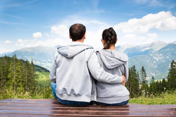 Paar Sitzt Auf Bank Und Genießt Bergpanorama — Stockfoto