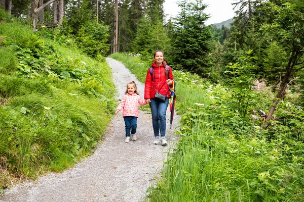 Mutter Und Kleines Mädchen Wandern Wanderweg Den Bergen — Stockfoto