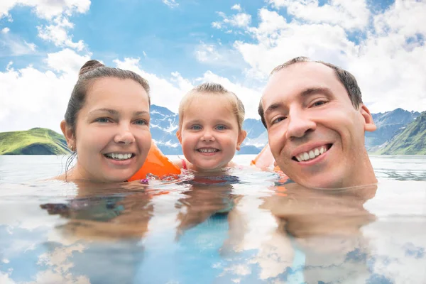 家庭在山区的游泳池自拍 — 图库照片