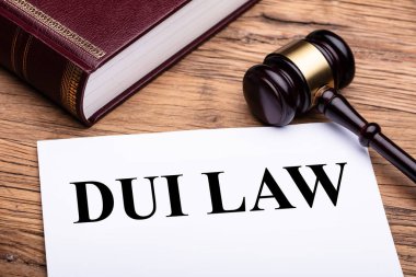 Siyah Dui Hukuk Metin Ahşap Masa Üzerinde Toklak ve Hukuk Kitabı ile Beyaz Kağıt
