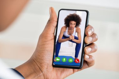 İnsan Smartphone Yoga Trainer ile Görüntülü Arama Yapıyor
