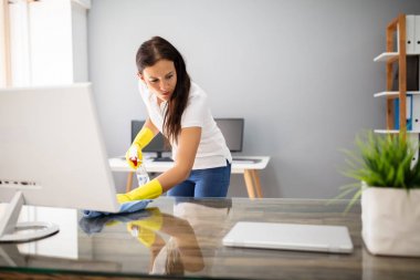 Ofiste Mavi Peçete ile Kadın Hademe Temizlik Masası Yan Görünümü