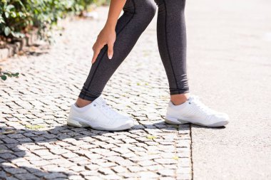 Baldır Kaslarında Ağrı Çeken Bir Kadın Koşucunun Yakın Çekim