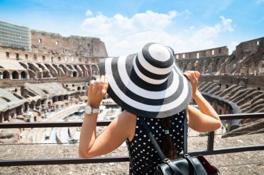 Roma'da Kolezyum'un İçinde Duran Kadın Turistin Arka Dansı Arena'ya Bakıyor