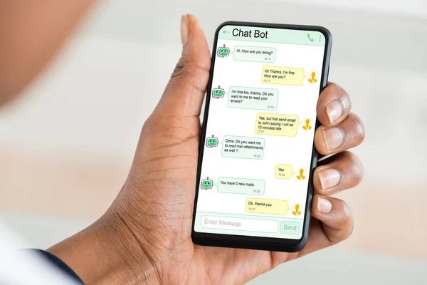 Close Mulher Usando Aplicativo Bate Papo Bot Para Conversar Smartphone — Fotografia de Stock