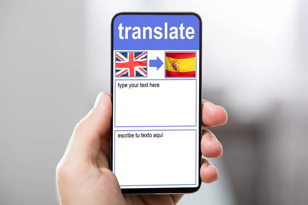 Persona Sosteniendo Smartphone Mostrando Idioma Traducir Aplicación Con Bandera País — Foto de Stock