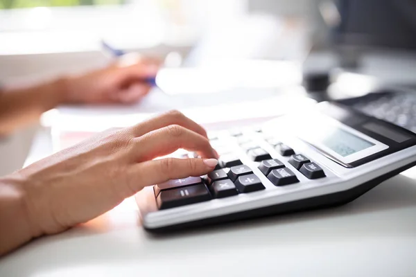 Leende Unga Affärskvinna Gör Stretching Övning Office — Stockfoto