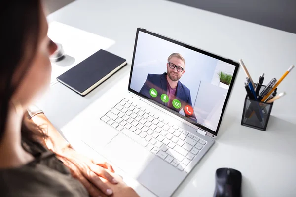 Close Young Businesswoman Chatting Her Colleague — Stock Photo, Image