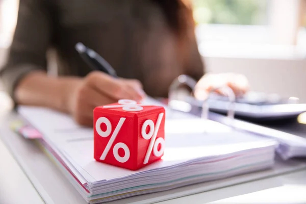 Primer Plano Del Cubo Del Símbolo Del Porcentaje Con Empresario — Foto de Stock