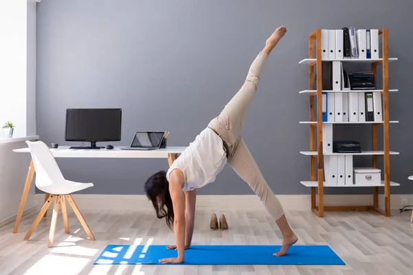 Gelukkige Jonge Zakenvrouw Doen Stretching Oefening Werkplek — Stockfoto