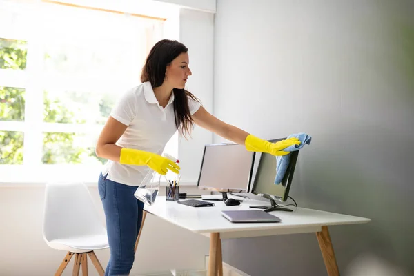 Junge Frau Putzt Computer Mit Blauer Serviette Büro — Stockfoto