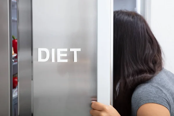 Primer Plano Mujer Que Busca Alimentos Dieta Refrigerador Abierto —  Fotos de Stock