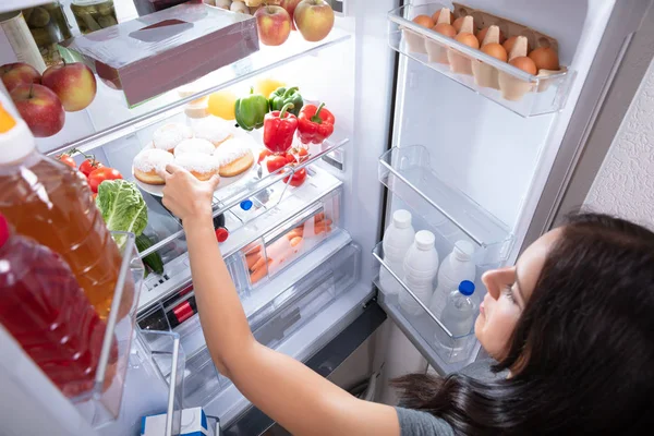 Uma Vista Elevada Uma Mulher Nova Que Toma Comida Para — Fotografia de Stock