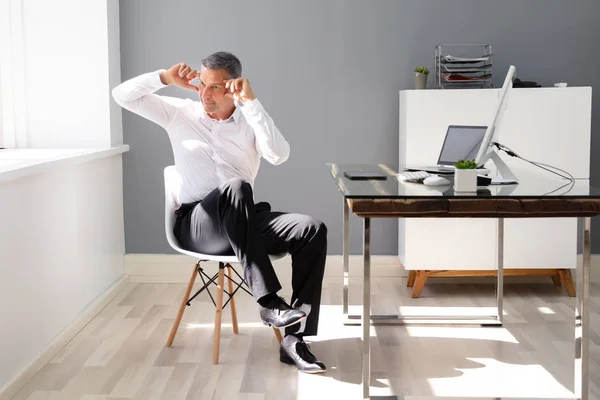 Feliz Hombre Negocios Haciendo Ejercicio Estiramiento Oficina —  Fotos de Stock