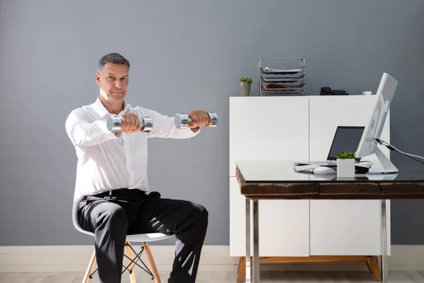 Zakenman Traint Met Dumbbells Office Tijdens Pauze — Stockfoto