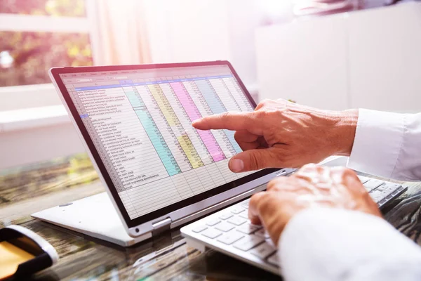 Empresário Trabalhando Com Planilha Laptop Escritório — Fotografia de Stock