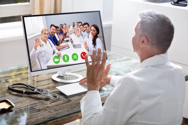 Primer Plano Del Médico Teniendo Videoconferencia Ordenador Portátil Escritorio Madera —  Fotos de Stock