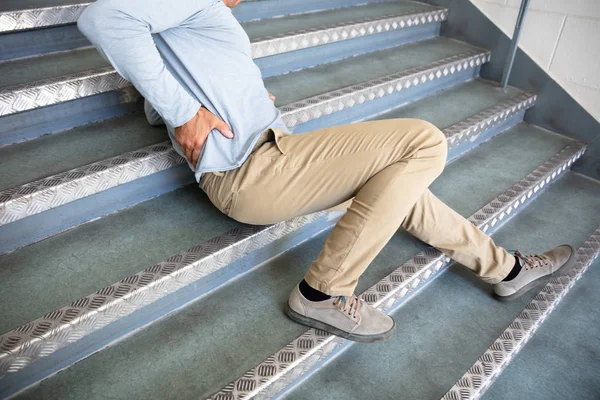 Hombre Maduro Acostado Escalera Después Accidente Resbalón Caída — Foto de Stock