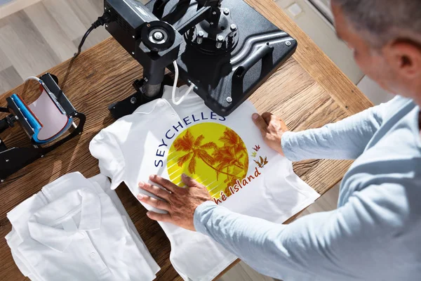 Man Printing Image Shirt Workshop — Stock Photo, Image