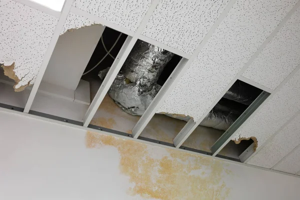 Laag Hoek Aanzicht Van Een Oud Gebroken Plafond — Stockfoto