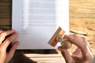 Stamper ile Sözleşmeli Kağıt Üzerinde İş Kadını El Damgalama Yakın Çekim