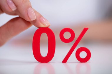 Beyaz Masa Üzerinde Kırmızı Sıfır Yüzde Simgesi Tutan Kadının Yakın Çekim