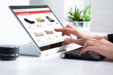 Ayakkabı alışveriş koltukta oturan kadın Close-up evde dizüstü bilgisayarda çevrimiçi