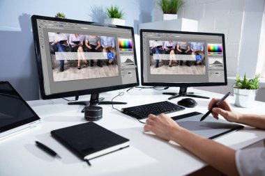 Bilgisayarınızdaki fotoğrafları ile erkek Editör çalışma