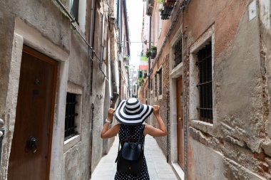 Venedik Şehir Merkezinde Dar Bir Sokaktayürüyen Kadınların Arka Dansı