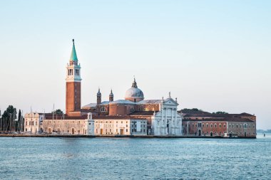 San Giorgio Maggiore Kilisesi ve Bazilikası Görünümü KıyıDa Mavi Gökyüzüne Karşı