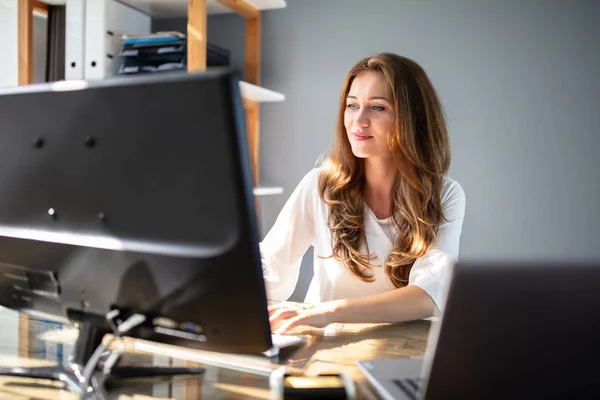 Joven Empresaria Sonriente Que Trabaja Lugar Trabajo Frente Computadora — Foto de Stock