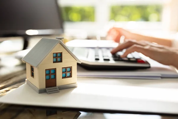 Empresário Calculando Fatura Frente Modelo Casa Sobre Mesa — Fotografia de Stock