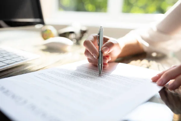 Close Van Het Hand Ondertekeningscontract Van Businesswoman Met Pen Bureau — Stockfoto