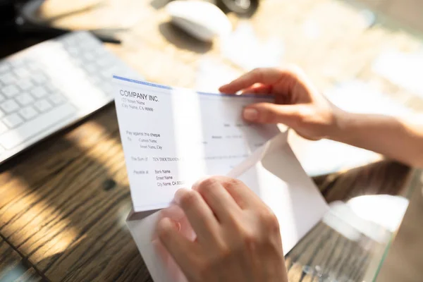 Close Envelope Abertura Mão Empresário Com Paycheck Mesa Madeira — Fotografia de Stock
