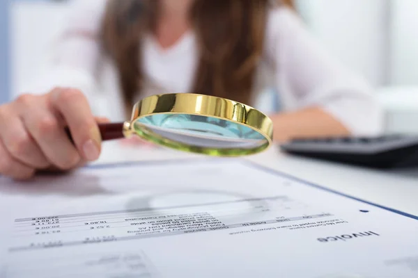 Close Van Een Zakenvrouw Zoek Factuur Vergrootglas Bureau Kantoor — Stockfoto