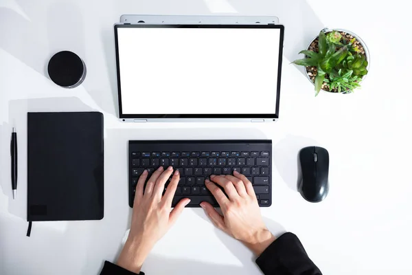 Close Van Een Vrouw Die Aan Laptop Werkt Werkplek — Stockfoto