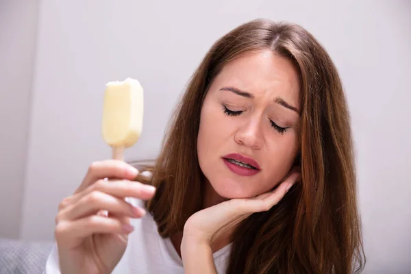 Porträt Einer Frau Mit Empfindlichen Zähnen Und Kaltem Eis — Stockfoto