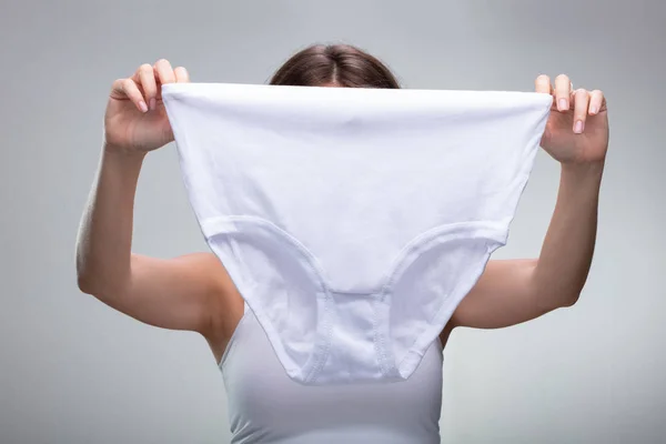 Primer Plano Una Mujer Sosteniendo Ropa Interior Blanca —  Fotos de Stock