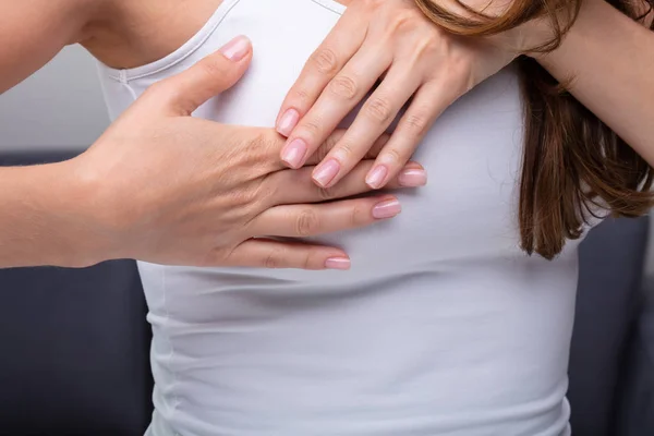 Göğüs Ağrısı Acı Bir Kadının Elini Close — Stok fotoğraf
