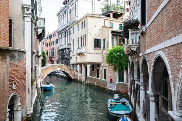 Pequeño Puente Que Conecta Las Casas Antiguas Largo Del Canal — Foto de Stock