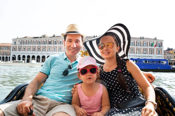 Família Feliz Férias Vela Gôndola Veneza — Fotografia de Stock