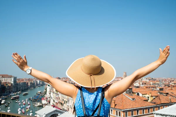 Venedik Büyük Kanalı Bakan Kadın Turistin Elini Uzatır — Stok fotoğraf